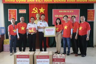 Agribank cùng đoàn công tác ngành ngân hàng thăm hỏi và động viên quân dân huyện đảo Trường Sa và Nhà giàn DKI
