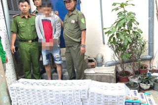 Tạm giữ đối tượng vận chuyển 2.200 bao thuốc lá điếu nhập lậu