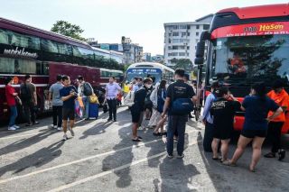 Người dân tấp nập trở lại Thủ đô sau kỳ nghỉ lễ 30/4 - 1/5