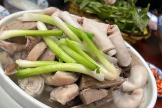Món lòng lợn khoái khẩu nhưng là "kẻ thù" với nhóm người này