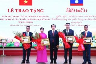 Trao tặng Huân, Huy chương của Chủ tịch nước CHDCND Lào cho tập thể, cá nhân Trường Đại học Hồng Đức