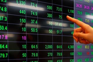 VN-Index hôm nay: Nhà đầu tư xem xét cổ phiếu nhóm ngân hàng, đầu tư công và bán lẻ