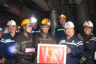 Bí thư Tỉnh uỷ Quảng Ninh thăm và tặng quà thợ lò than Hà Lầm nhân dịp Tháng Công nhân