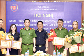 Khen thưởng 12 cá nhân xuất sắc trong hai chuyên án phối hợp triệt phá tội phạm ma túy
