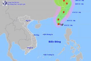 Tâm bão số 2 trên Biển Đông: Gió giật cấp 10, biển động dữ dội