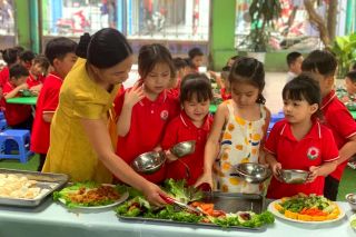 Dự kiến, khoảng 768.000 học sinh tiểu học tại Hà Nội sẽ được hỗ trợ suất ăn bán trú năm học 2025 – 2026