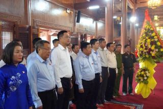 Phó Thủ tướng Nguyễn Chí Dũng viếng Đền thờ Bác Hồ và các Anh hùng liệt sĩ tại Quảng Trị