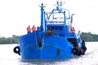 Cảnh sát biển bắt giữ tàu vận chuyển khoảng 300.000 lít dầu DO không rõ nguồn gốc