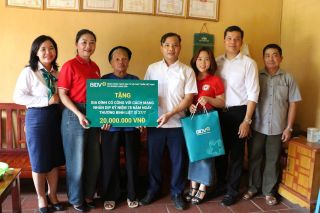 BIDV Lạng Sơn: Trao tặng 20 triệu đồng cho gia đình nạn nhân chất độc da cam