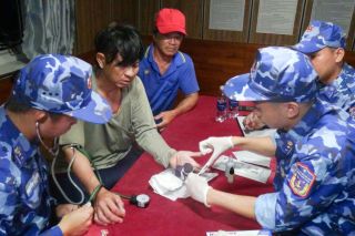 Vùng Cảnh sát biển 4 kịp thời hỗ trợ ngư dân gặp nạn trên biển