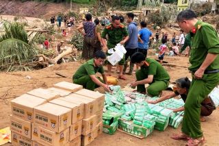 Công an Nghệ An chung tay tiếp sức đồng bào vùng lũ