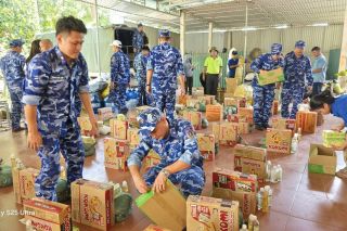 Bộ Tư lệnh Vùng Cảnh sát biển 1 phối hợp hỗ trợ đồng bào vùng lũ Tây Nghệ An