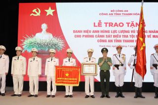 Bộ trưởng Bộ Công an trao danh hiệu AHLLVTND cho Phòng CSĐT TP về ma túy công an Thanh Hóa