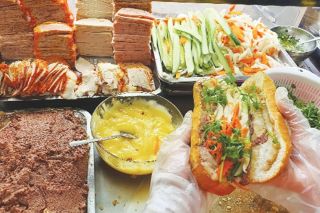 Bánh mì Sài Gòn: Tinh hoa ẩm thực đường phố gói trọn trong ổ bánh giòn rụm
