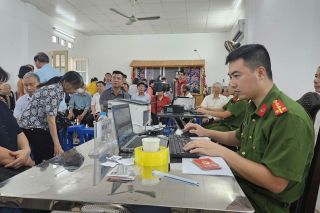 Phường Nghĩa Đô đẩy mạnh triển khai công tác đổi thẻ đảng viên