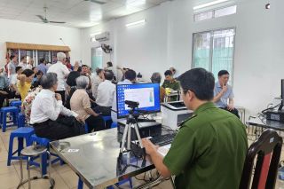 Cấp đổi thẻ đảng viên điện tử – bước chuyển số ở Nghĩa Đô