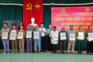 Cảnh sát Biển Việt Nam đến với đồng bào dân tộc Pacô, Vân Kiều