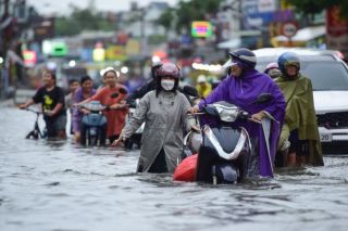 Mưa lớn dồn dập ở miền Bắc và Bắc Trung Bộ, cảnh báo lũ quét và sạt lở đất