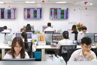 Chứng khoán phiên chiều ngày 18/8: Nhóm cổ phiếu vừa và nhỏ bứt phá, thị trường phục hồi mạnh mẽ