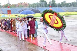 Quốc vương Bhutan và Hoàng hậu vào Lăng viếng Chủ tịch Hồ Chí Minh