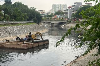 Trước hạn chót 2/9, dòng sông "chết" giữa Thủ đô vẫn ngổn ngang