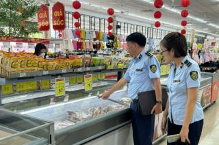 Khẩn trương dự trữ hàng hóa, chống găm hàng, tăng giá trước bão số 5