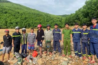 Công an Quảng Trị giải cứu 5 người đi làm rừng mắc kẹt gần 2 ngày do nước lũ