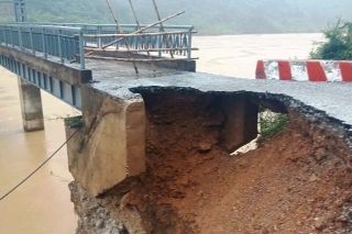 Sạt lở nghiêm trọng tại cầu bắc qua sông Lam, giao thông bị chia cắt
