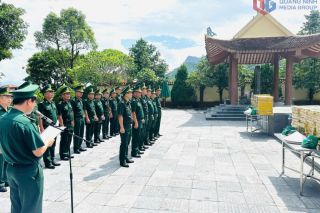 Đồn Biên phòng Cửa khẩu quốc tế Móng Cái dâng hoa tưởng niệm các Anh hùng liệt sĩ