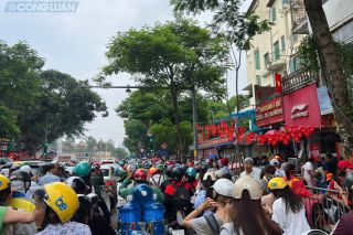 Dòng người ken đặc, xe cộ “chôn chân” trên các tuyến phố hướng về Ba Đình