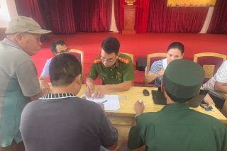 Người dân phường Nguyễn Đại Năng phấn khởi nhận quà 100.000 đồng dịp Quốc khánh 2/9