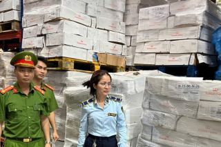 Một doanh nghiệp bị xử phạt 8,2 triệu đồng vì kinh doanh 16 tấn xương lợn quá hạn