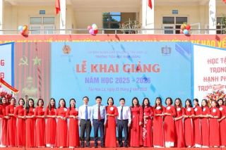 Bí thư Tỉnh ủy Ninh Bình dự Lễ khai giảng năm học mới tại Trường Tiểu học Ninh Giang