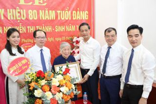 Hải Phòng: Trao Huy hiệu 80 năm tuổi Đảng cho đảng viên lão thành tại phường Lê Thanh Nghị