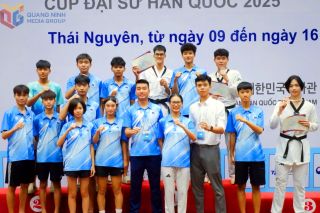 Phạm Ngọc Ánh mang Huy chương vàng Giải Vô địch Taekwondo về cho Quảng Ninh