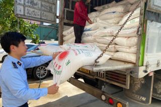 Nghệ An: Phát hiện, tạm giữ 3 tấn đường cát nhập lậu