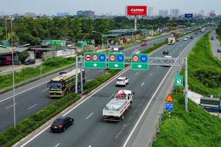 Cảnh sát giao thông điều tiết xe khách, xe tải trên cao tốc 2 làn để giảm ùn tắc, tai nạn