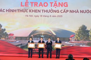 EVN và EVNNPT đón nhận Huân chương Lao động hạng Ba