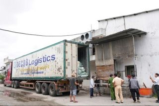 Xe đầu kéo chở 30 tấn thực phẩm không rõ nguồn gốc bị bắt giữ tại Huế