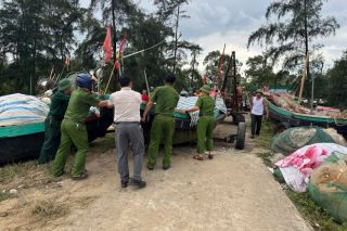 Công an Hà Tĩnh cùng Nhân dân ứng phó bão số 10