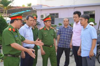 Xã Hậu Lộc ra quân giải tỏa, xử lý vi phạm hành lang an toàn giao thông
