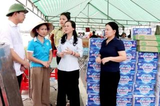 Hiệp hội Doanh nhân nữ tỉnh Thanh Hóa trao nhu yếu phẩm cứu trợ cho bà con vùng lũ