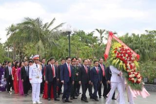 Hà Tĩnh: Đoàn đại biểu dự Đại hội đại biểu Đảng bộ tỉnh dâng hương báo công với Bác Hồ