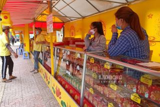 Thị trường bánh trung thu Hà Nội ảm đạm: Hàng loạt quầy phải đại hạ giá, sức mua giảm 35%