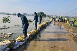 Bắc Ninh: Huy động lực lượng đắp đê bối, ngăn nguy cơ ngập úng diện rộng