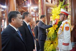 Đoàn đại biểu dự Đại hội đại biểu Đảng bộ tỉnh Quảng Trị dâng hương, hoa tại Đền thờ Bác Hồ và các Anh hùng liệt sĩ