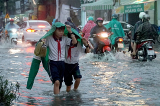 Hà Nội ứng phó bão số 11: Khuyến khích làm việc trực tuyến, chủ động cho học sinh nghỉ học