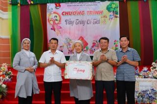 Hà Tĩnh: Lãnh đạo tỉnh chung vui và tặng quà Trung thu cho trẻ khuyết tật