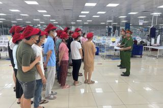 Công an Hải Phòng tuyên truyền an toàn giao thông và phòng chống ma túy cho công nhân tại các công ty trên địa bàn xã Hồng Châu