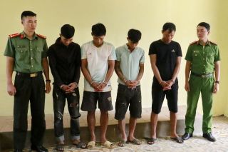 Nghệ An: Bắt nhóm 4 anh em họ lợi dụng mưa lũ đột nhập nhà dân trộm tài sản